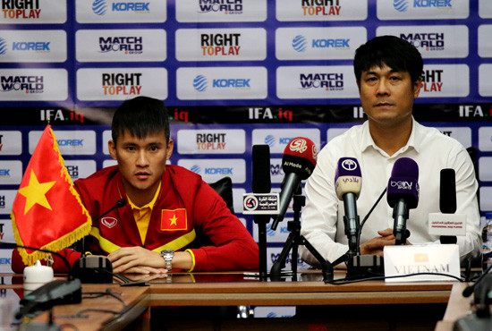 HLV Hữu Thắng và đội trưởng Công Vinh tại buổi họp báo