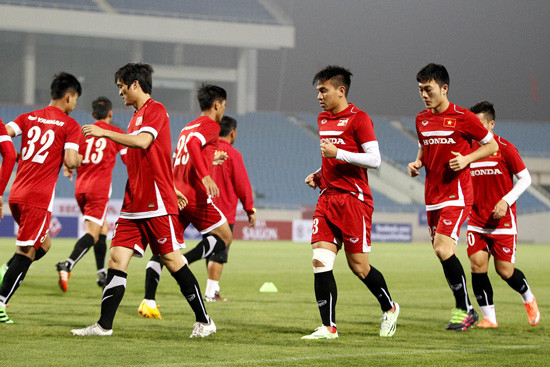 Tuyển Việt Nam luyện quân