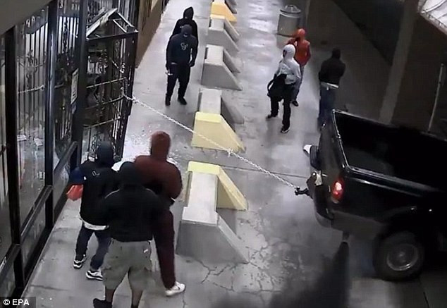 Theo Daily Mail, vụ việc xảy ra lúc 4h30 ngày 2/3 (giờ địa phương) tại cửa hàng bán vũ khí Carter's Country ở Houston, bang Texas (Mỹ). 