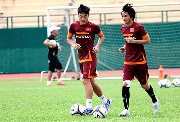 Tiền vệ Tuấn Anh (phải) và Xuân Trường của HA.GL