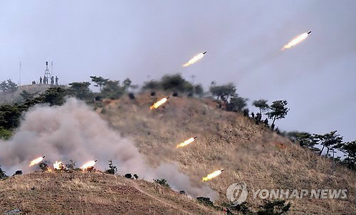 Ông Kim Jong-un chỉ huy tập trận bắn đạn thật