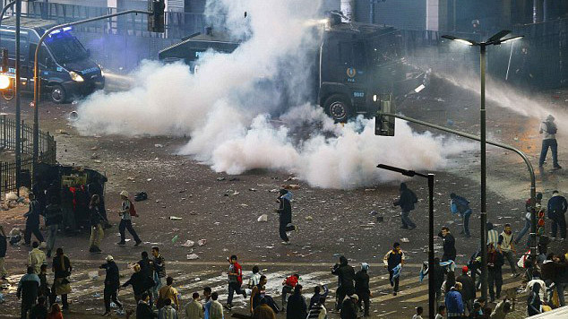 Cảnh bạo loạn ở Buenos Aires, Argentina sau khi đội tuyển nước này thua Đức 1-0.