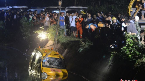 Chiếc xe chở học sinh mẫu giáo được kéo lên bờ vào sáng sớm nay, 11/7