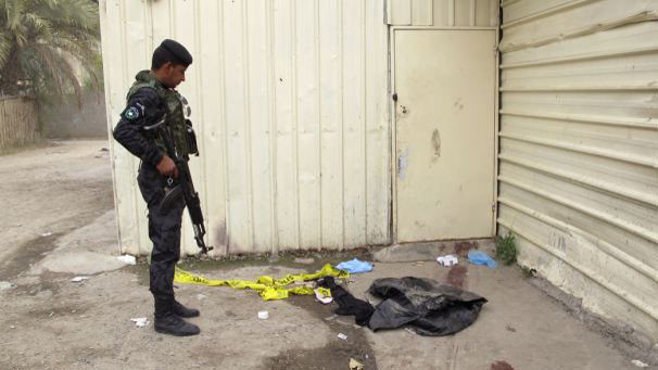 Cảnh sát quan sát vệt máu tại nơi xảy ra vụ thảm sát gái mại dâm ở Baghdad, Iraq