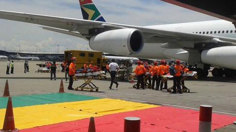 Các nhân viên cứu hộ có mặt tại sân bay 