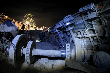 Con tàu trật bánh, lao vào nhà dân ở Hy Lạp