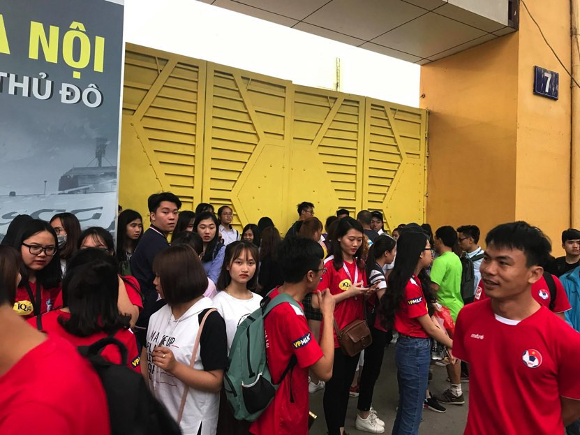 Các fan trẻ tập trung ngoài sân vận động Hàng Đẫy để chờ Công Phượng và các ngôi sao HAGL chiều 4/4.