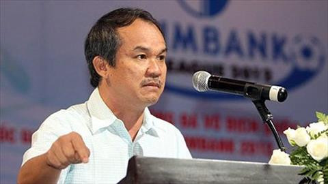 Bầu Đức cấm thi đấu Tăng Tiến vì phạm lỗi thô bạo. 