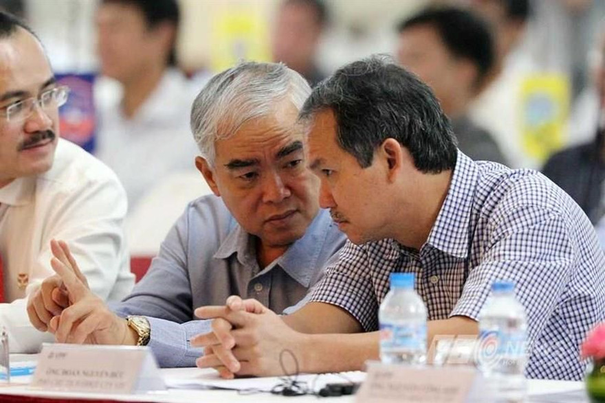 Bầu Đức (phải) phản đối quyết liệt tiêu chí "có bằng cử nhân" đối với các vị trí lãnh đạo VFF.