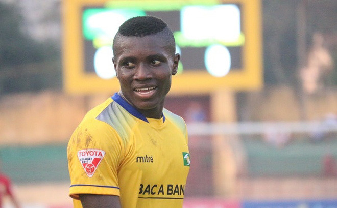 Olaha phải nghỉ thi đấu 2 tuần sau pha vào bóng của trung vệ CLB Tp Hồ Chí Minh Đình Luật.