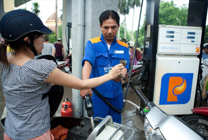 Giá xăng RON95 giảm xuống dưới 15.000 đồng/lít từ 15h hôm nay