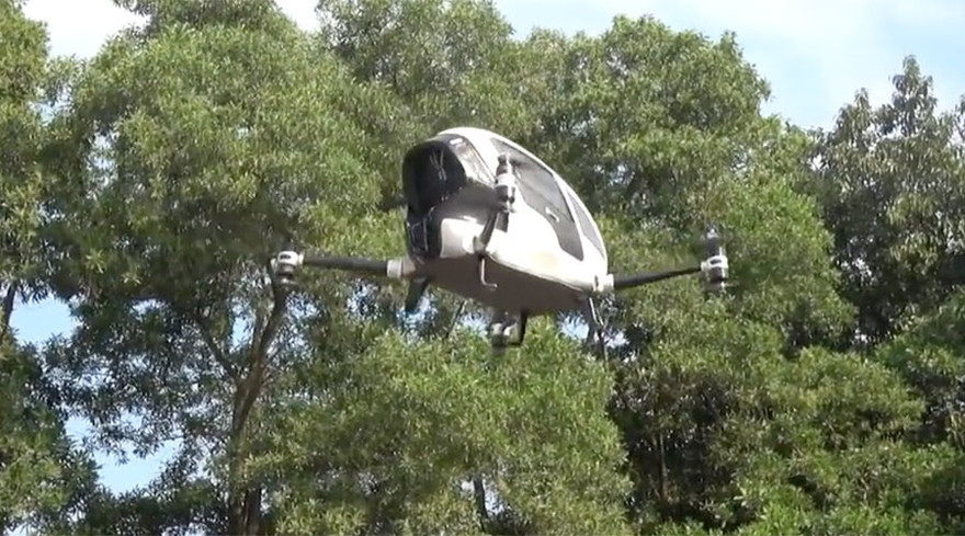 Chiếc taxi bay EHang 184 trong một chuyến bay thử nghiệm