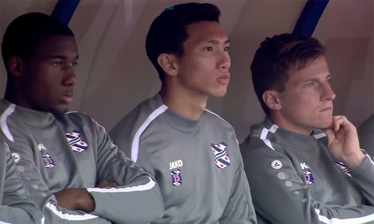 Văn Hậu đang chờ cơ hội ra sân trong màu áo Heerenveen. 