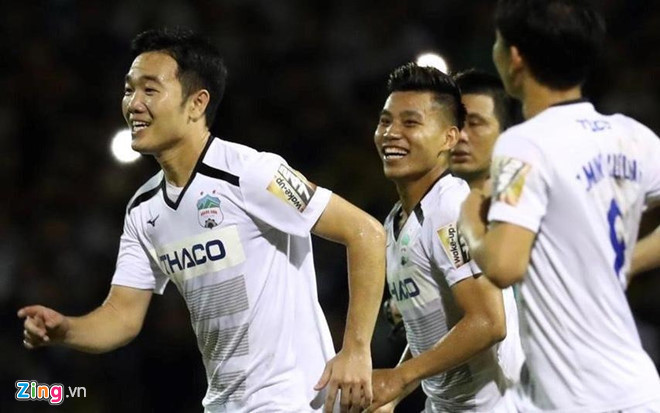 Lương Xuân Trường và các đồng đội ăn mừng chiến thắng trước Hải Phòng.