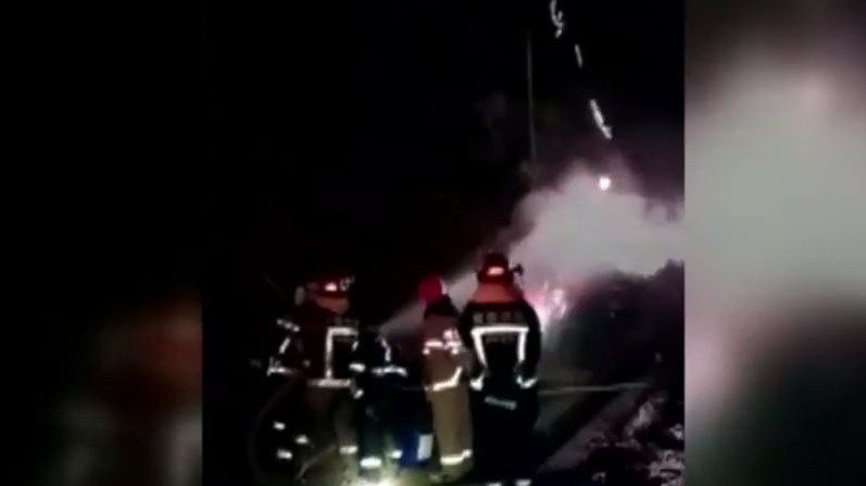 Từng chùm pháo hoa phun thẳng lên trời trong suốt 5 tiếng đồng hồ sau khi chiếc xe tải bị lật và bốc cháy.