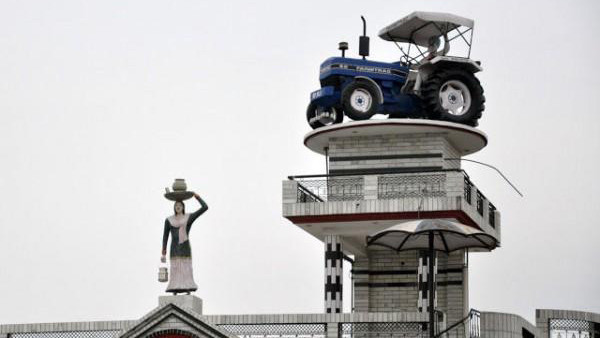 Bể nước hình ô tô trên nóc nhà dân ở Punjab, Ấn Độ