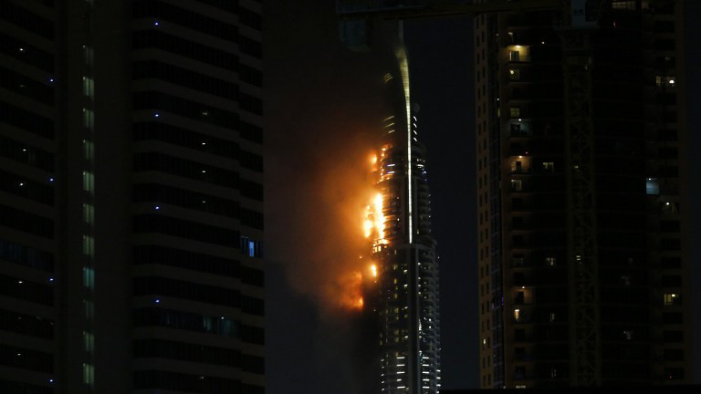 Lửa cháy ngùn ngụt ở khách sạn The Address đêm giao thừa.