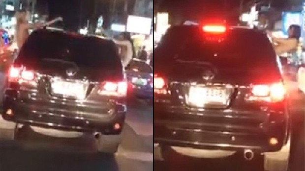 Hai nữ du khách phương tây ngực trần bên ngoài cửa sổ chiếc ô tô ở Phuket, Thái Lan