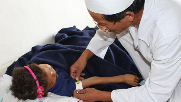 Một bác sỹ Triều Tiên đang khám cho bệnh nhân