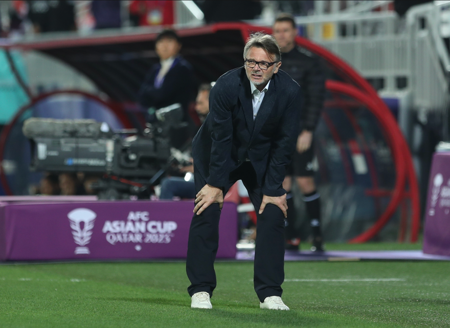 HLV Troussier đang đối diện thế "ngàn cân treo sợi tóc" trước cuộc đối đầu Indonesia tại Mỹ Đình (ảnh Hữu Phạm)