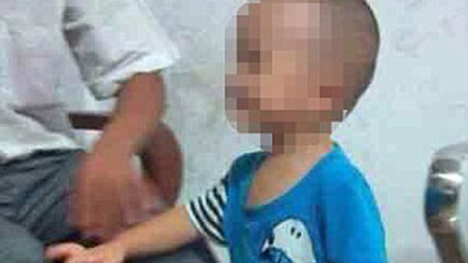 Phẫn nộ cha đánh đập con dã man rồi 'khoe' trên mạng