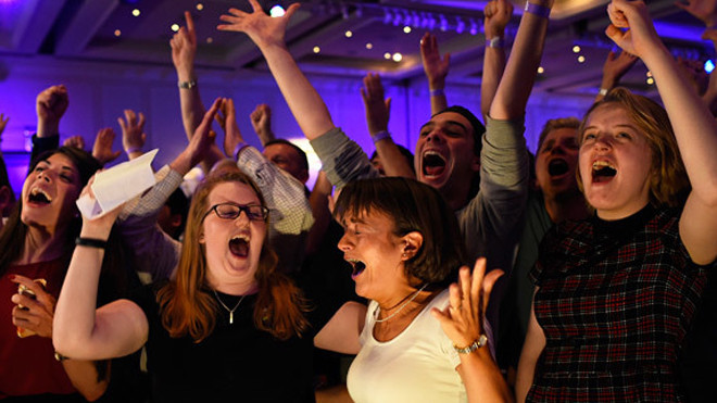 [ẢNH]: Kẻ khóc người cười với kết quả trưng cầu dân ý ở Scotland