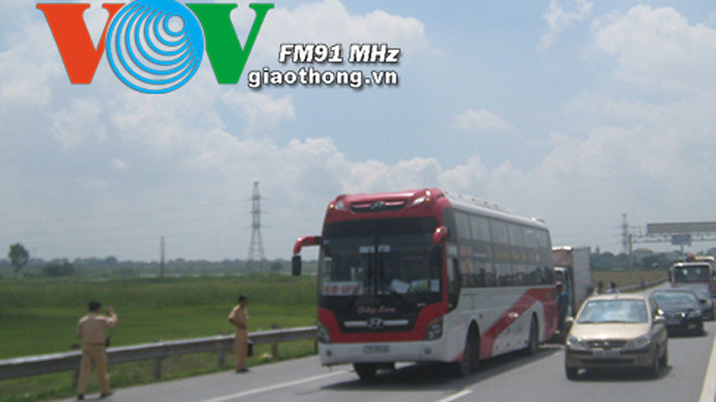 [CẬN CẢNH] Ba ô tô va chạm liên hoàn trên cao tốc Pháp Vân