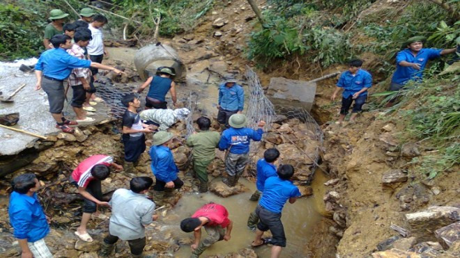 Đoàn viên, thanh niên Yên Bái chủ động gia cố ven bờ luy vùng dễ sạt lở ở Mù Căng Chải 