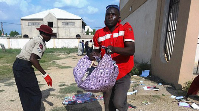 Các nhân viên thu đồ dọn đồ của những sinh viên tháo chạy. Ảnh: Dailymail