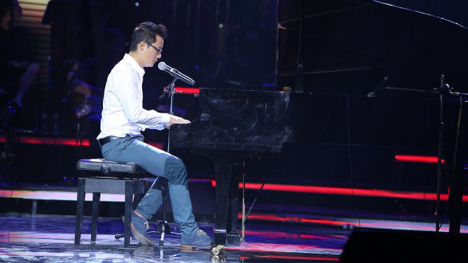 Hoàng Bách tự đệm đàn và hát tại Bài hát yêu thích.