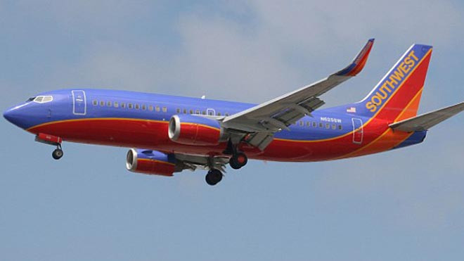 Phi cơ hạ cánh khẩn, hành khách sơ tán bằng ván trượt