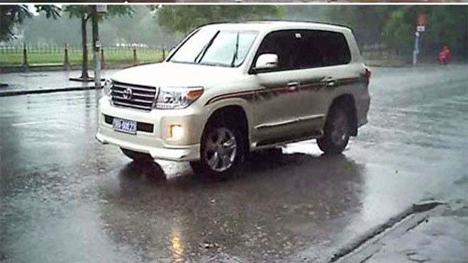 Trưởng BQL Khu kinh tế Hà Tĩnh đi xe sang, dùng biển xanh giả