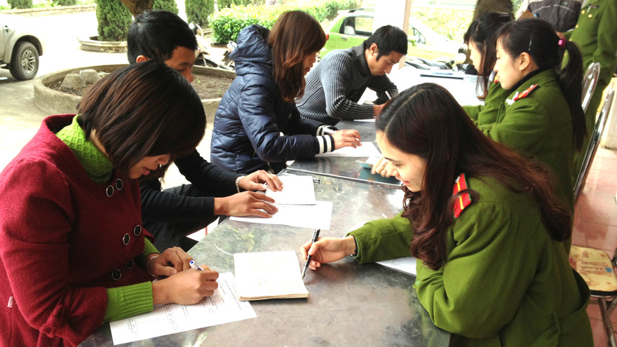 Các chiến sỹ Công an huyện Phúc Thọ làm thủ tục cấp sổ hộ khẩu cho dân. 