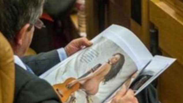 Ông Miguel Angel Revilla xem ảnh khỏa thân trong khi họp