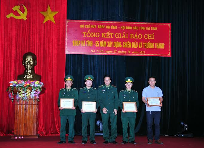 BCH Biên phòng tỉnh đã trao kỷ niệm chương “Vì chủ quyền biên giới” cho 10 nhà báo đang hoạt động trên địa bàn tỉnh