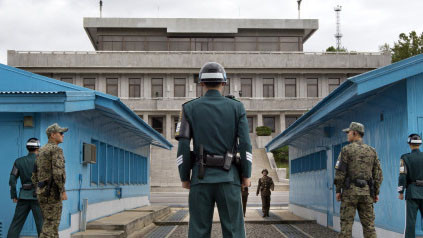 Binh sỹ Hàn Quốc, Triều Tiên canh gác tại Khu Phi Quân sự giữa hai nước