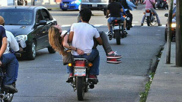 Hình ảnh lan truyền trên mạng cho thấy Genesis Carmona khi được đưa tới bệnh viện 