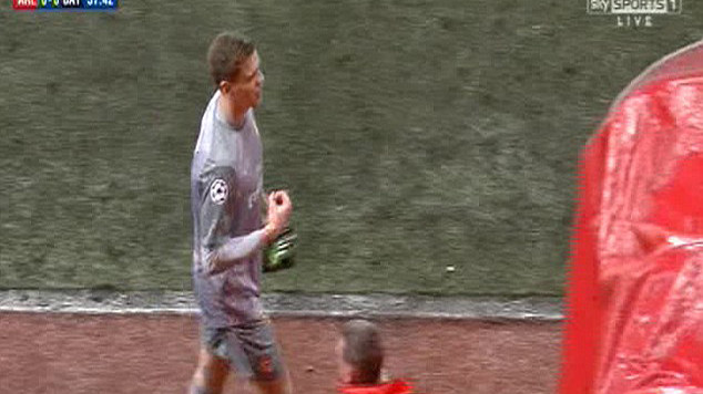 Hành vi khiếm nhã của Szczesny 