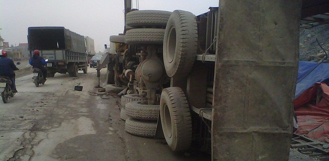 Dân trông, gom hàng giúp tài xế xe tải bị lật