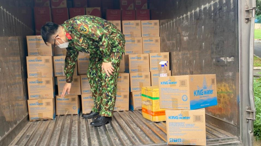 Trao tặng gạo cho người dân và tiếp sức tuyến đầu chống dịch