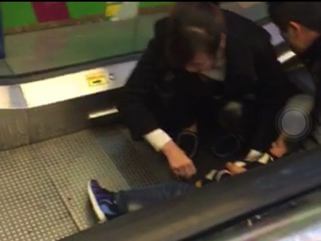 Giải cứu nạn nhân bị mắc kẹt trong thang cuốn. Ảnh: Shanghaiist 