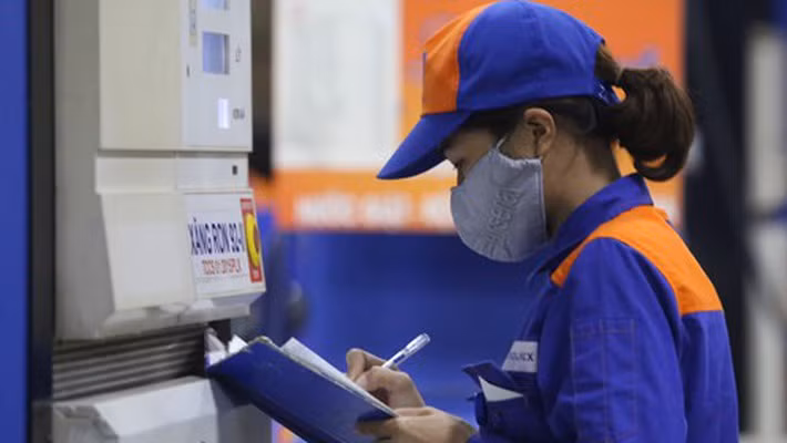 Xăng E5RON92 bán lẻ chính thức xuống dưới 17.000 đồng/lít