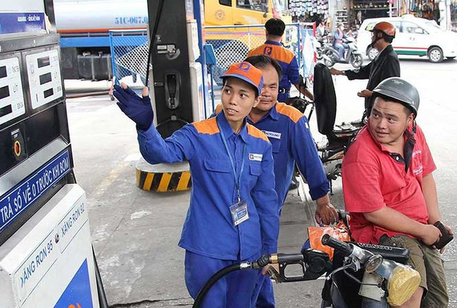 Từ 0h ngày 1/1/2019, mỗi lít xăng E5RON92 bán lẻ giảm 515 đồng, xuống còn 16.272 đồng/lít