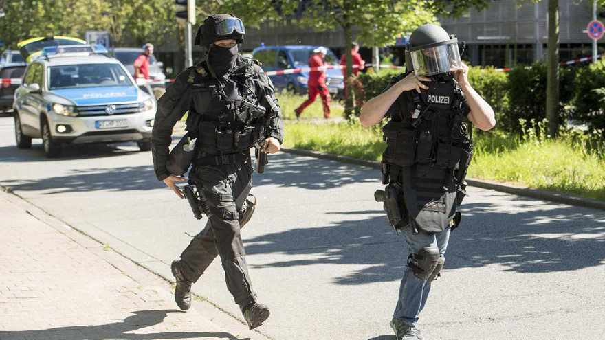 Cảnh sát có vũ trang bên ngoài rạp chiếu phim Kinopolis