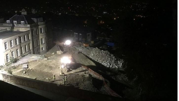 Quả bom nằm dưới sân Trường Trung học Hoàng gia đang được tiến hành khai quật