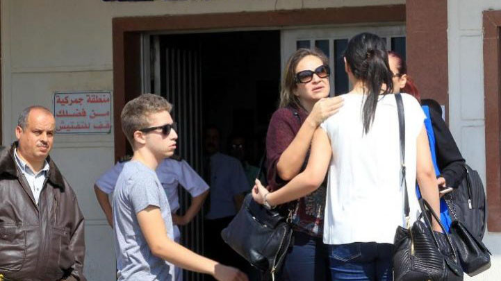 Người thân hành khách chuyến bay MS804 tụ tập ở sân bay Charles de Gaulle, Paris để chờ đợi tin tức