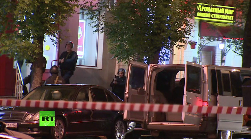 Bên ngoài ngân hàng nơi vụ bắt giữ con tin diễn ra ở Moscow, Nga