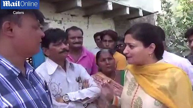 Nữ nghị sỹ Poonam Madam đang trả lời phỏng vấn thì bị ngã xuống cống