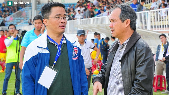 Ông Nguyễn Tấn Anh (trái) và bầu Đức trên sân Pleiku.