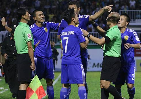 Cầu thủ Quảng Nam phản ứng quyết định công nhận bàn thắng cho HA.GL của trọng tài. Ảnh: Vnexpress.